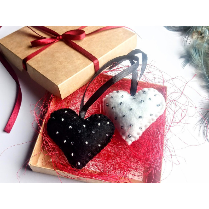 Heart with beads in a gift box, black / white