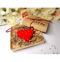 Heart with beads in a gift box, red/white