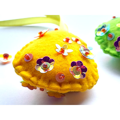 Felt Easter egg with flowers