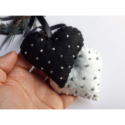 Heart with beads, black / white