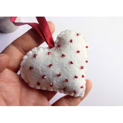 Heart with beads, red / white