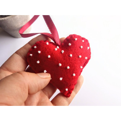 Heart with beads, red / white